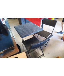SALON DE JARDIN EN L’ETAT ( TABLE + 2 CHAISES)
