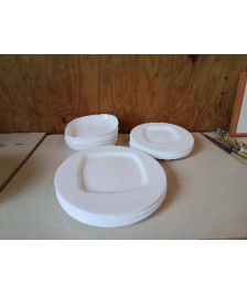 LOT DE 6 ASSIETTES BLANCHES 