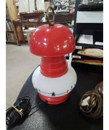 LAMPE MÉTAL ROUGE ET VERRE BLANC DÉCOR MARIN ANNÉES 70
