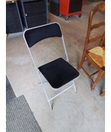 CHAISE PLIANTE MÉTAL GRIS ASSISE ET DOSSIER CAPITONNÉ TISSU NOIR 