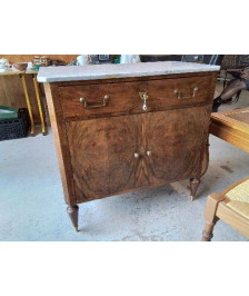 PETITE COMMODE EN PLAQUAGE DE NOYER ET MARBRE