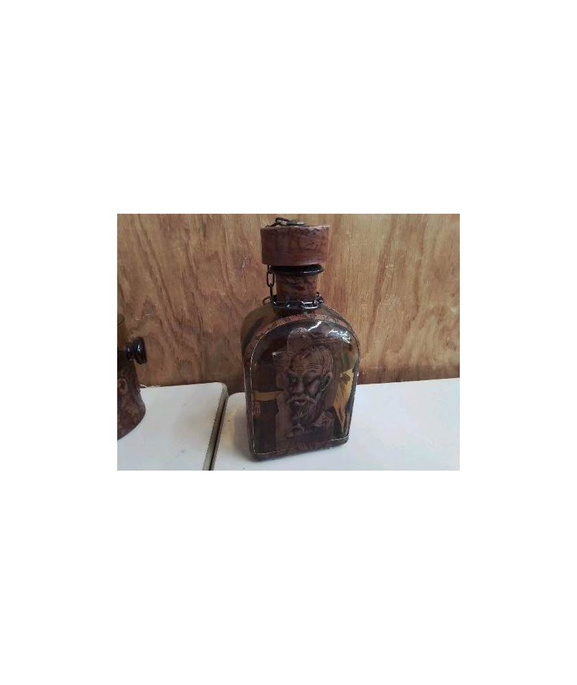 CARAFE AVEC DECOR DE CUIR 