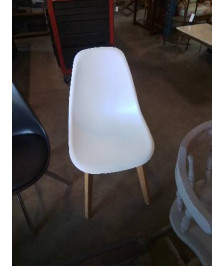 CHAISE PIÈTEMENT BOIS CLAIR ASSISE RESINE BLANC