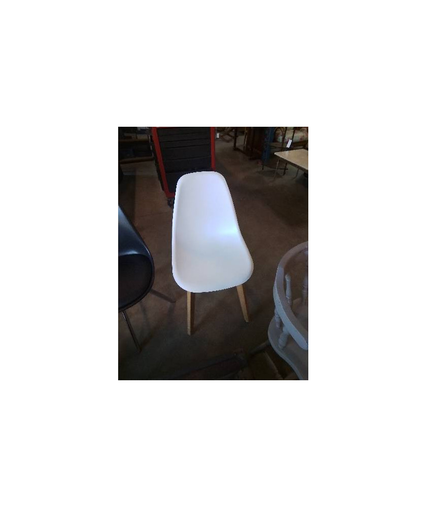 CHAISE PIÈTEMENT BOIS CLAIR ASSISE RESINE BLANC