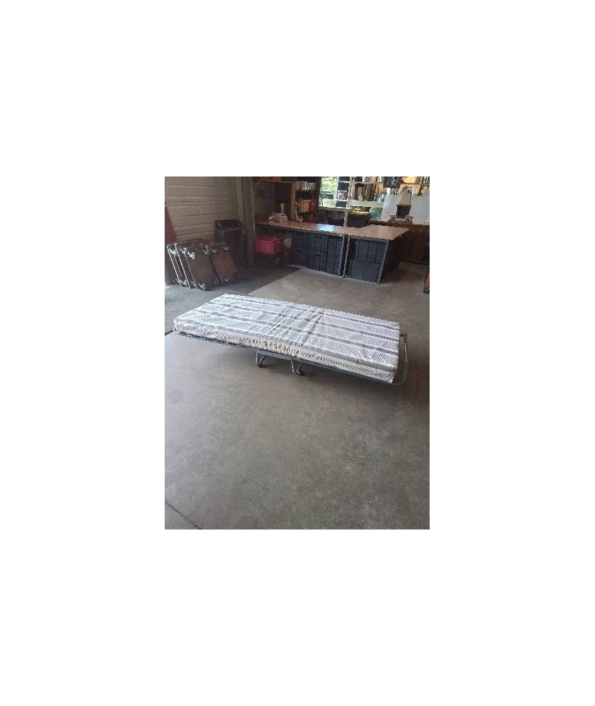 LIT D’APPOINT PLIANT A ROULETTES CADRE MÉTAL GRIS MATELAS MOUSSE GRIS ET BLANC LIT D’APPOINT PLIANT A ROULETTES CADRE MÉTAL GRIS MATELAS MOUSSE GRIS ET BLANC