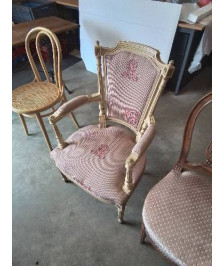 FAUTEUIL BOIS ECRU ASSISE ET DOSSIER TISSU ÉCRU A RAYURES ROUGE STYLE LOUIS XVI