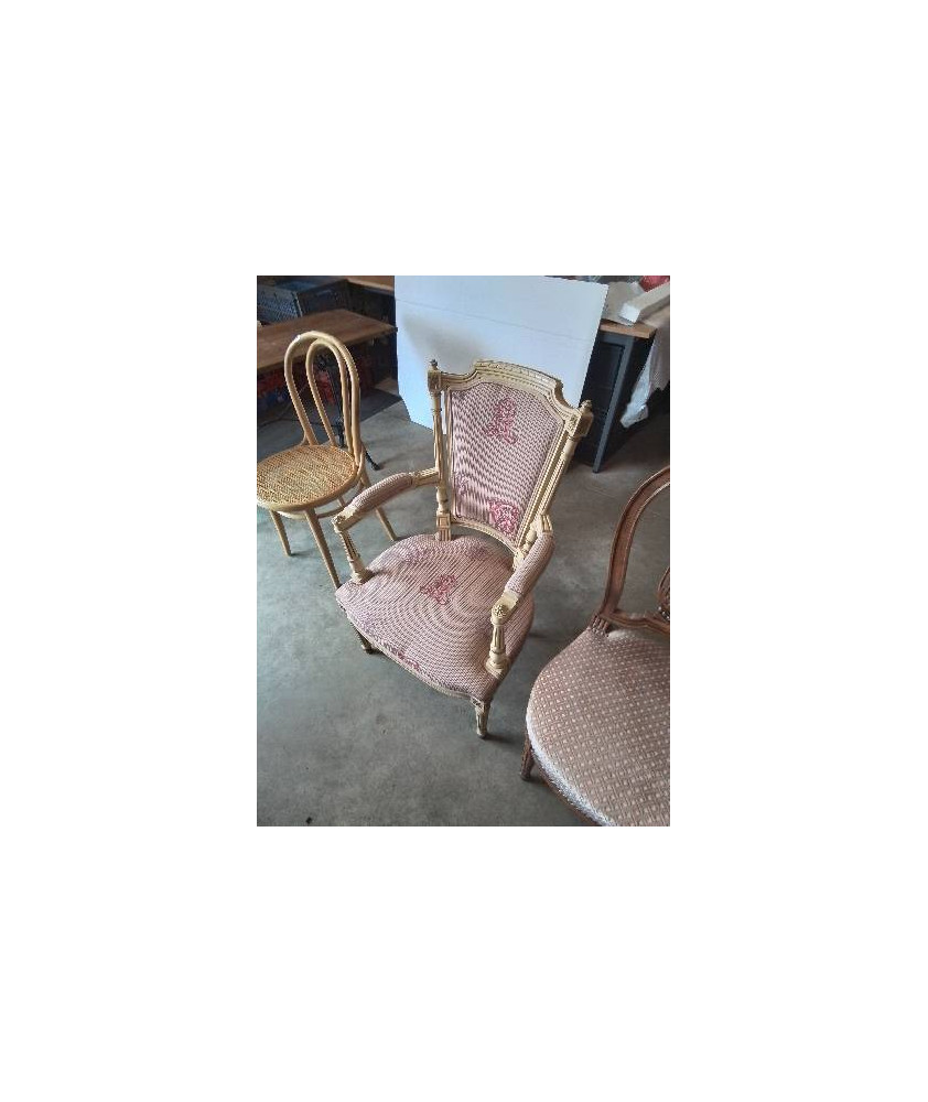 FAUTEUIL BOIS ECRU ASSISE ET DOSSIER TISSU ÉCRU A RAYURES ROUGE STYLE LOUIS XVI FAUTEUIL BOIS ECRU ASSISE ET DOSSIER TISSU ÉCRU A RAYURES ROUGE STYLE LOUIS XVI