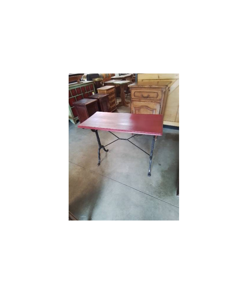 TABLE BISTROT RECTANGULAIRE PIÈTEMENT FONTE NOIR PLATEAU BOIS ROUGE XXE TABLE BISTROT RECTANGULAIRE PIÈTEMENT FONTE NOIR PLATEAU BOIS ROUGE XXE