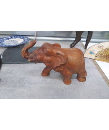 ÉLÉPHANT BOIS EN L\'ÉTAT 