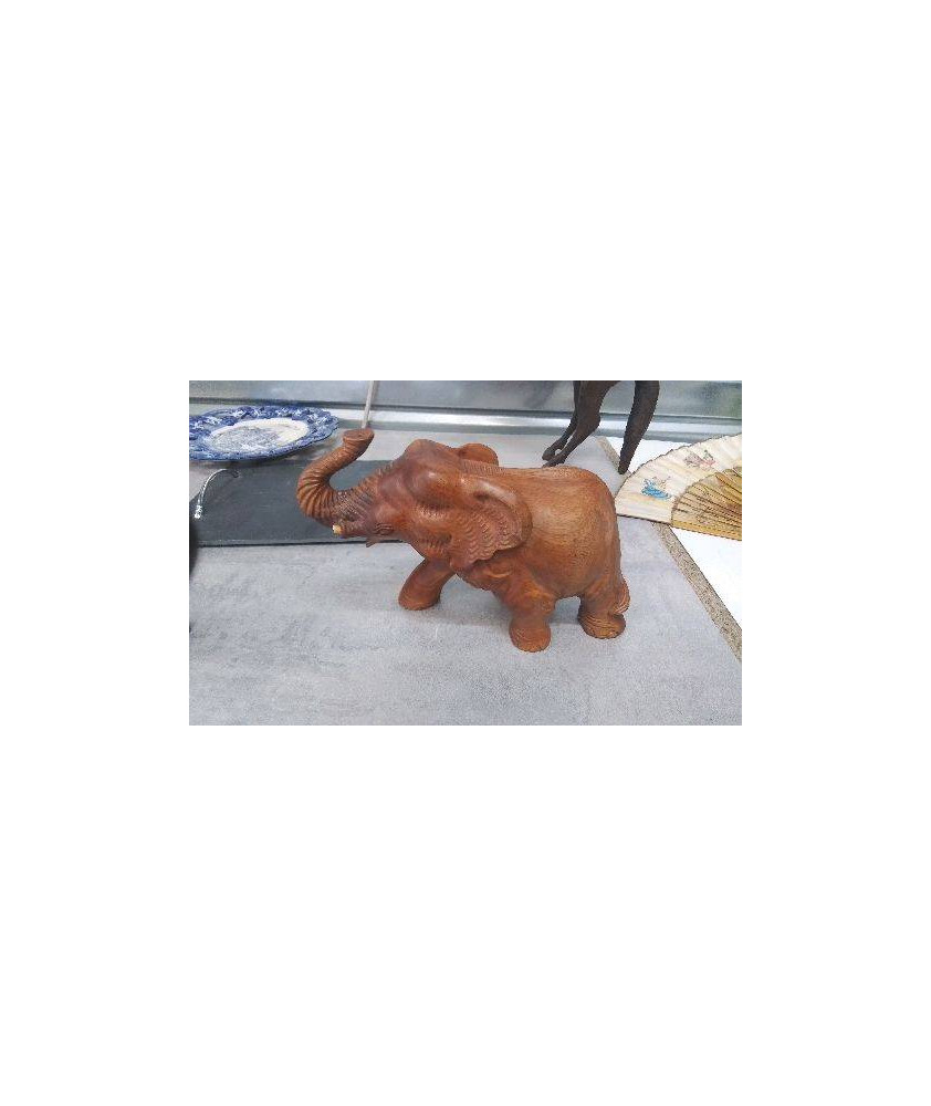 ÉLÉPHANT BOIS EN L\'ÉTAT 