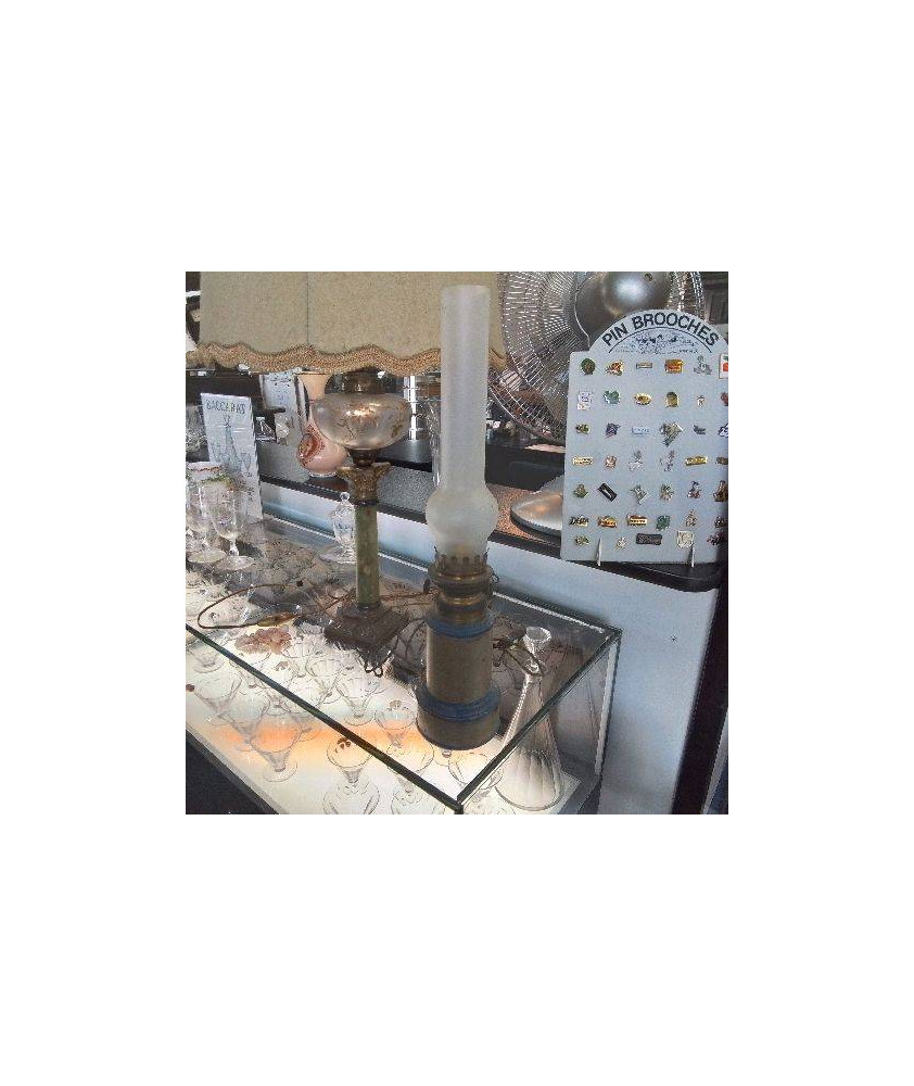 LAMPE A PETROLE EN TAULE 