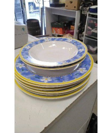 ASSIETTES JAUNES ET BLEUES 
