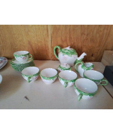SERVICE EN PORCELAINE VERT MOTIF FLORAL 