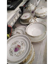 SERVICE DE TABLE PORCELAINE  (EN L’ETAT)!