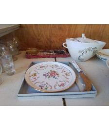 COFFRET PLAT EN PORCELAINE AVEC SON COUTEAU 