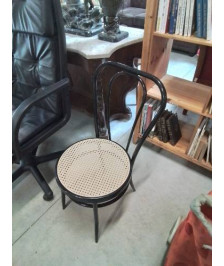 CHAISE BISTROT MÉTAL NOIR COURBÉ ASSISE CANNÉE 