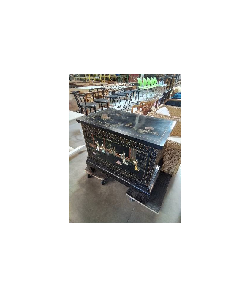 BUFFET STYLE ASIATIQUE BOIS NOIR LAQUÉ DÉCOR NACRE AUX GEISHAS