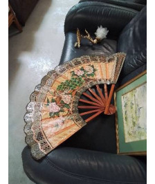 ÉVENTAIL AUX LOTUS ET AU PAON STYLE ASIATIQUE 