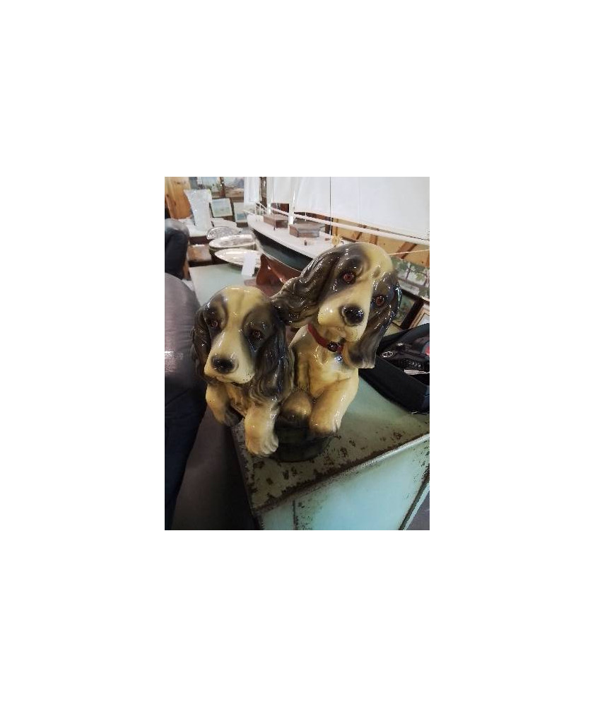 CÉRAMIQUE AUX DEUX CHIENS DANS LE PANIER EN L\'ÉTAT 