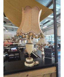 LAMPE ALBATRE ET MÉTAL DORÉ AJ VOLANT A FRANGES OCRE VERT