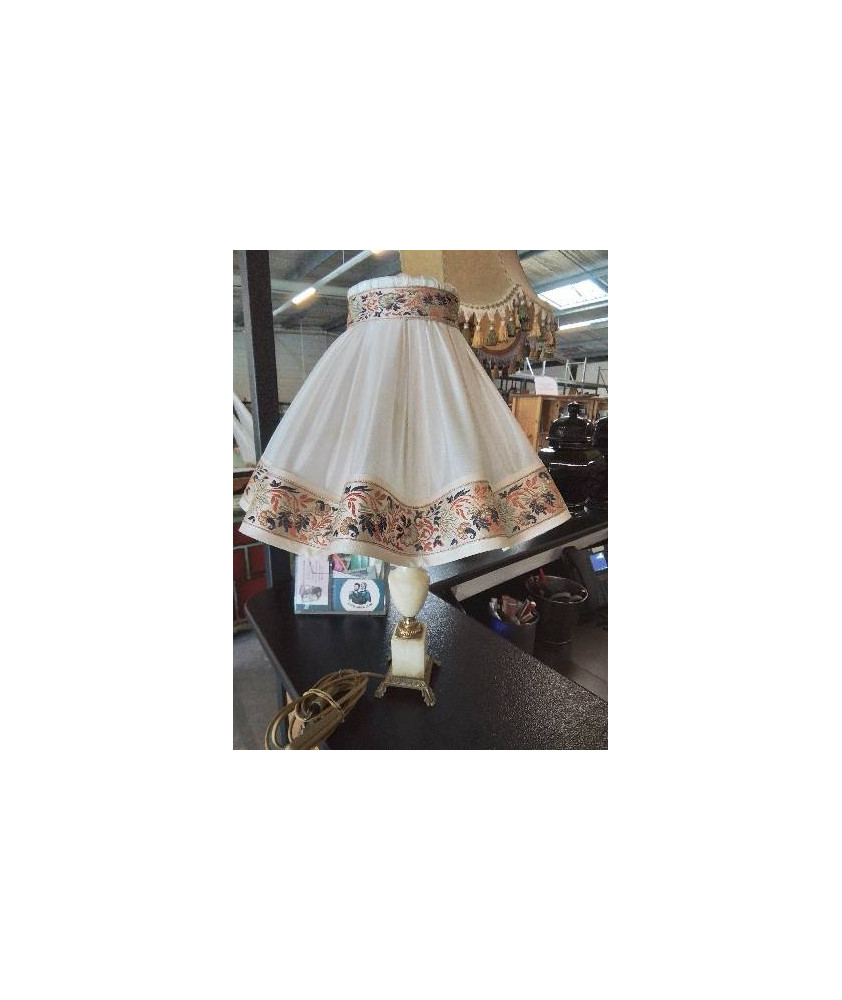 LAMPE ALBATRE ET MÉTAL DORÉ AJ VOLANT BLANC LISERÉ AUX FLEURS 