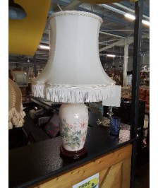LAMPE CÉRAMIQUE ROSÉ AUX FLEURS SOCLE BOIS AJ ECRU A FRANGES 