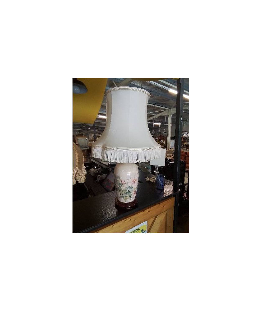 LAMPE CÉRAMIQUE ROSÉ AUX FLEURS SOCLE BOIS AJ ECRU A FRANGES 