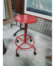 TABOURET D’ATELIER A ROULETTES MÉTAL ET BOIS ROUGE 