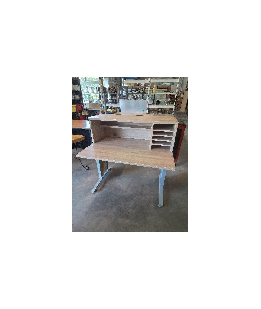 BUREAU A GRADIN PLATEAU BOIS CLAIR PIÈTEMENT MÉTAL GRIS