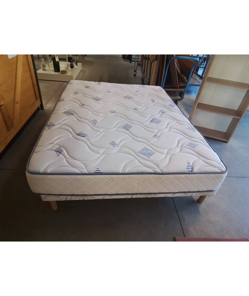 MATELAS A RESSORTS MERINOS COUTIL BLANC ET BLEU 140X190 MATELAS A RESSORTS MERINOS COUTIL BLANC ET BLEU 140X190