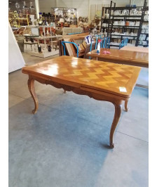 TABLE RECTANGULAIRE A RALLONGES BOIS CLAIR PIEDS CAMBRÉ STYLE RÉGENCE COQUILLE 