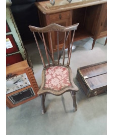 CHAISE  A ENTRETOISE DOSSIER CHANTOURNÉ A BARREAUX ASSISE CAPITONNÉ GRENAT A FLEURS DÉBUT XXE