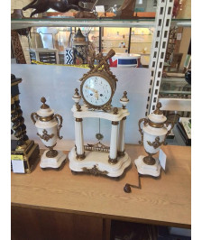 PENDULE  PORTIQUE  ET SES 2 CASSOLETTES MARBRE BLANC ET BRONZE STYLE LOUIS XVI L BEHM MOUVEMENT JUST
