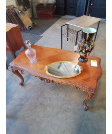 TABLE BASSE RECTANGULAIRE CHANTOURNÉ BOIS CLAIR STYLE RÉGENCE COQUILLE 