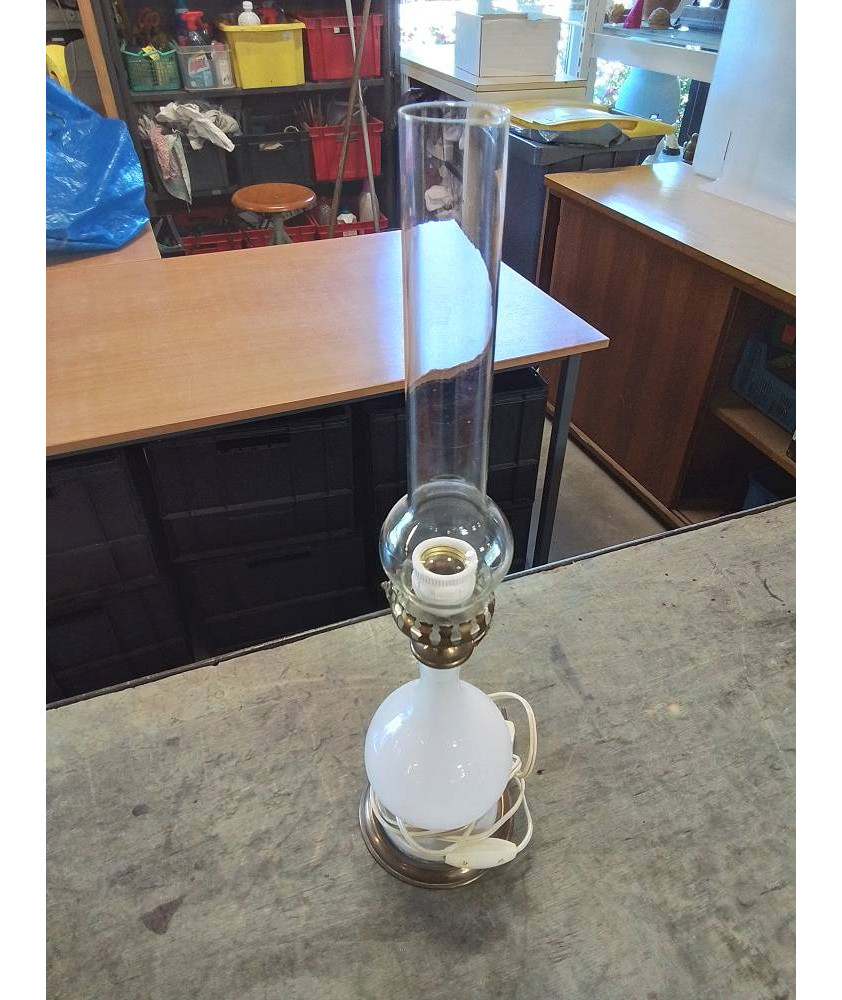 LAMPE A PÉTROLE ÉLECTRIFIÉE OPALINE LAITON ET VERRE