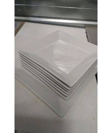 ASSIETTES BLANCHES CARREES 