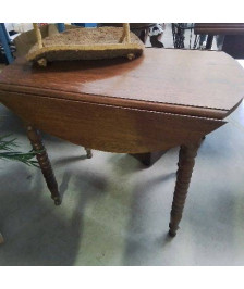 TABLE A VOLETS PIEDS TOURNÉS 