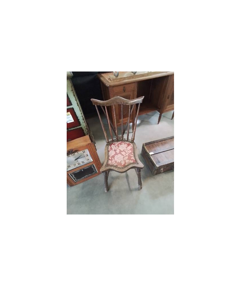 CHAISE A ENTRETOISE DOSSIER CHANTOURNÉ A BARREAUX ASSISE CAPITONNÉ GRENAT A FLEURS DÉBUT XXE CHAISE A ENTRETOISE DOSSIER CHANTOURNÉ A BARREAUX ASSISE CAPITONNÉ GRENAT A FLEURS DÉBUT XXE
