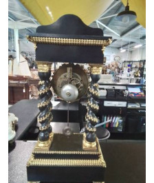 PENDULE PORTIQUE BOIS NOIR TORSADÉ A INCRUSTATION DE LAITON FIN XIXE EN L\'ÉTAT