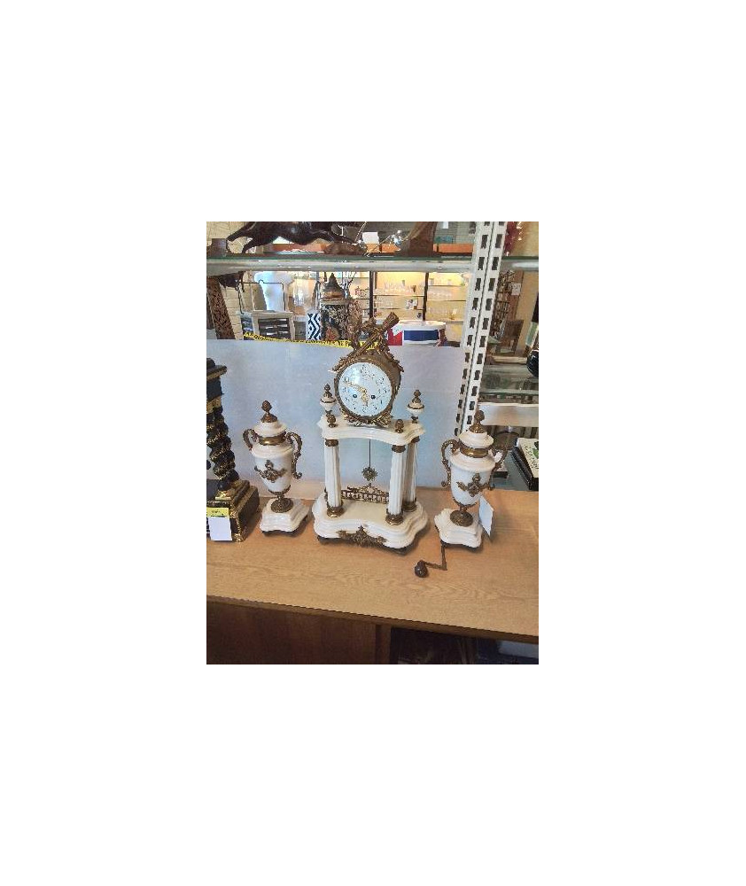 PENDULE  PORTIQUE  ET SES 2 CASSOLETTES MARBRE BLANC ET BRONZE STYLE LOUIS XVI L BEHM MOUVEMENT JUST