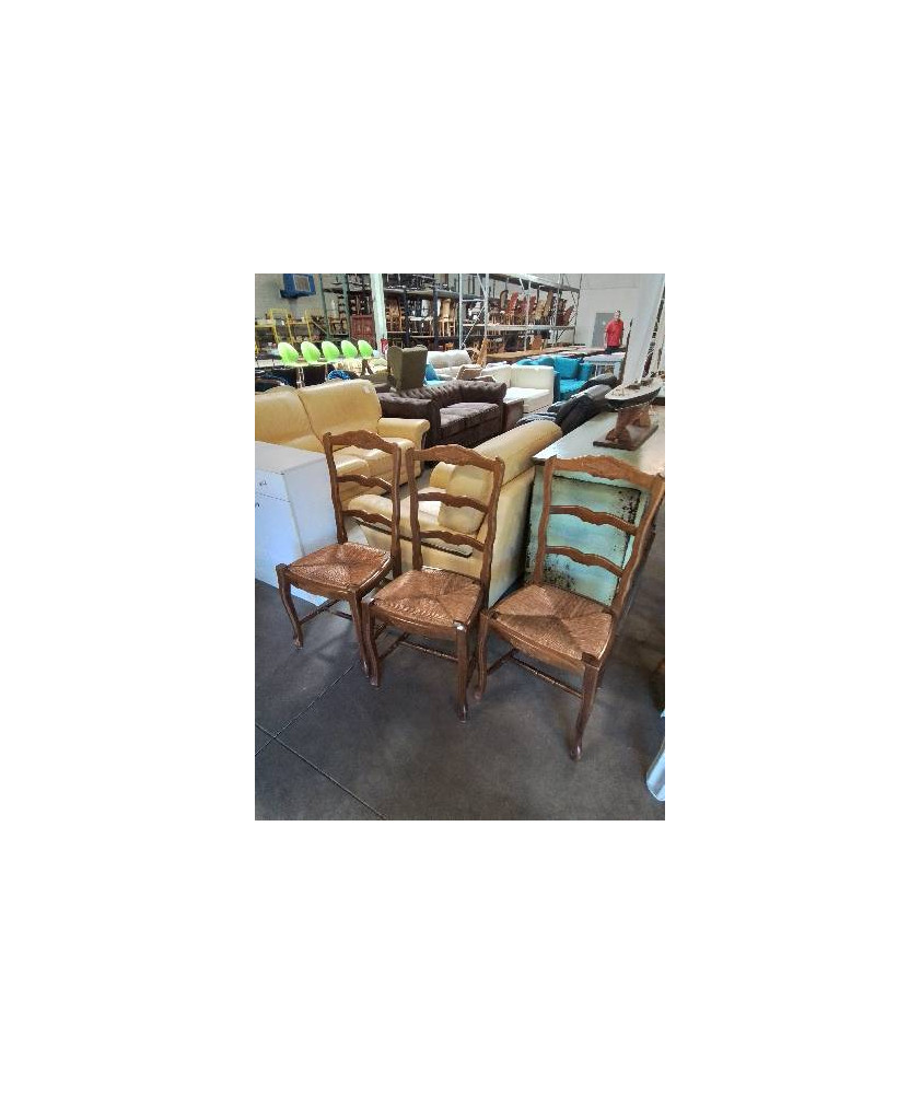 3 CHAISES A ENTRETOISE BOIS PAILLÉ DOSSIER 3 BARREAUX CHANTOURNÉ STYLE RÉGENCE COQUILLE 