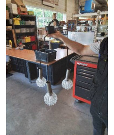 SUSPENSION MÉTAL CHROMÉ ET BROSSÉ 3 GLOBES VERRE TAILLÉ ANNÉES 50