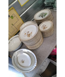 SERVICE D’ASSIETTES PORCELAINE ET PLATS