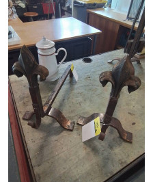 PAIRE DE CHENETS FER FORGÉ A LA FLEUR DE LYS