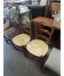 PAIRE DE CHAISES BOIS PAILLÉ DORÉ DOSSIER CHANTOURNÉ STYLE RÉGENCE 