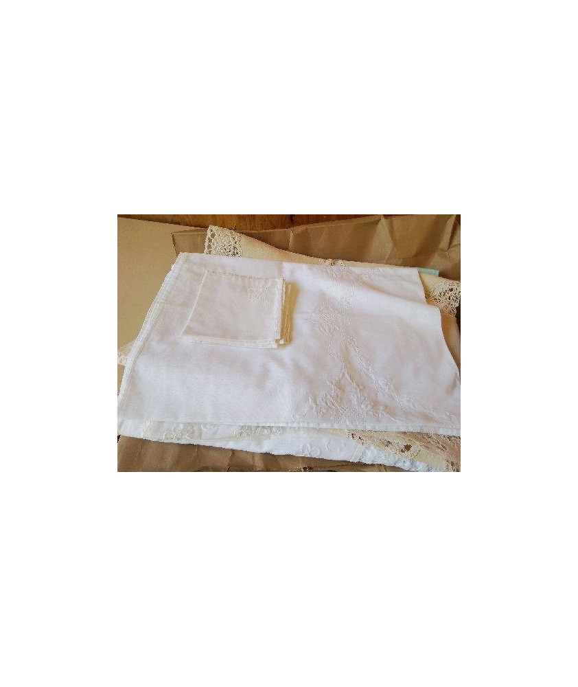 ENSEMBLE DE NAPPE ET SERVIETTES BLANCES BRODÉES 