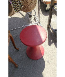TABOURET ROUGE EN L’ETAT