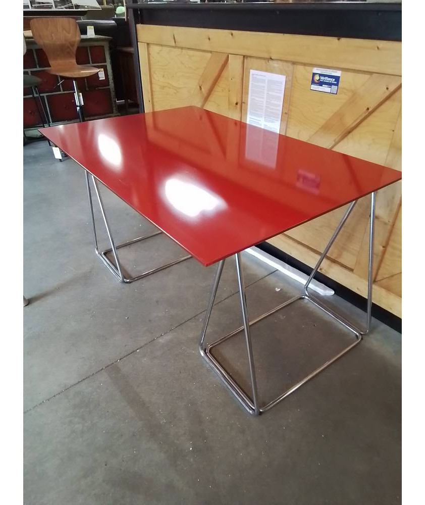 PLATEAU VERRE ROUGE SUR TRETEAUX MÉTAL CHROMÉ 