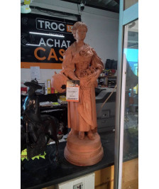 STATUE UE FEMME LE CRUCHE CASSEE