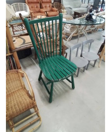 CHAISE DE JARDIN A ENTRETOISE BOIS VERT DOSSIER A BARREAUX 